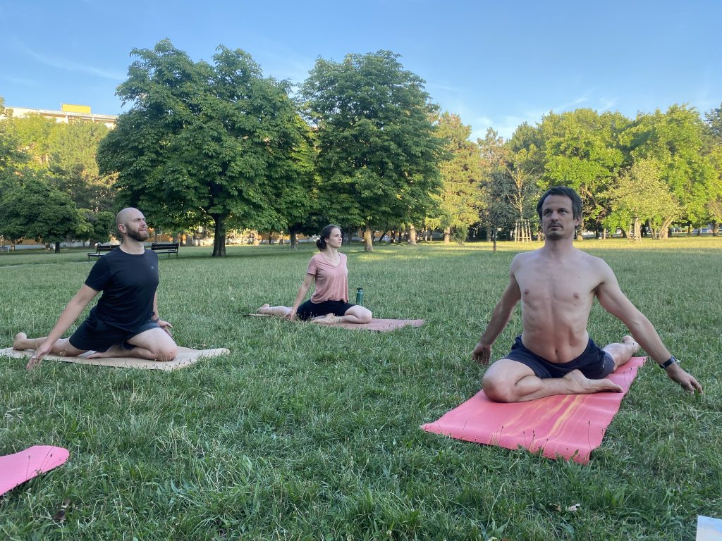 joga-v-parku